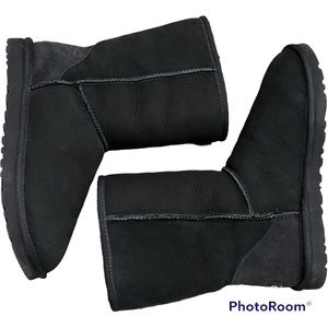 Authentic UGG classic short boot black 9 genuine shearling lined EVA sole NEW